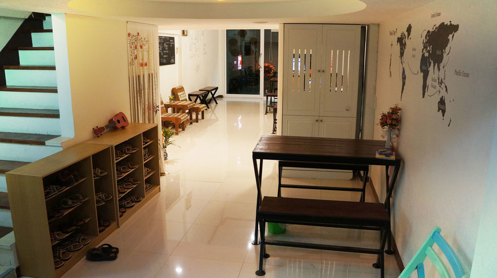 Wake Up Hostel Bangkok Exterior photo