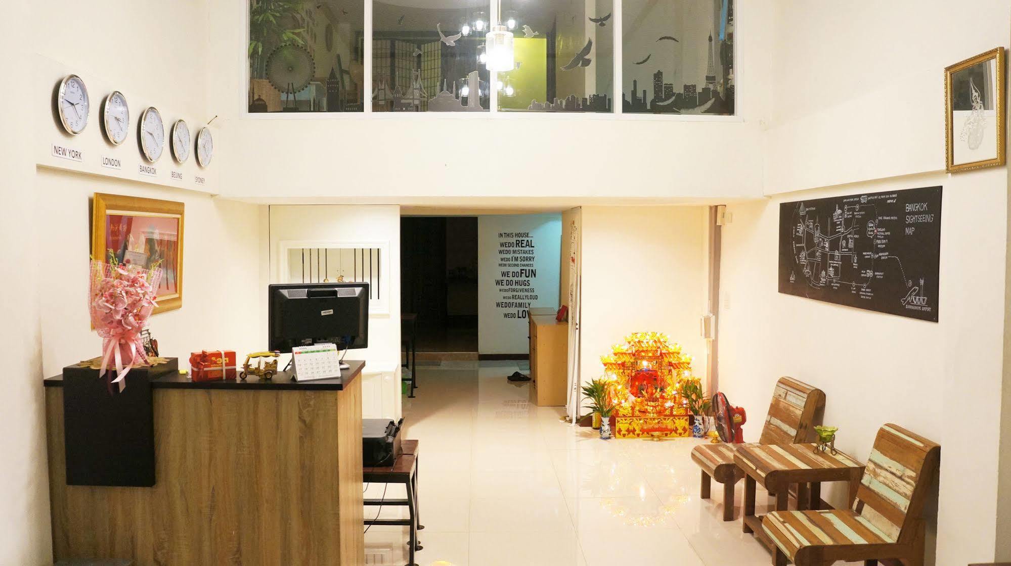 Wake Up Hostel Bangkok Exterior photo